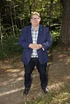 Timo Soini saapui kesäteatteriin vaimonsa kanssa. Puoliso haluaa kuitenkin pysytellä pois julkisuudesta.