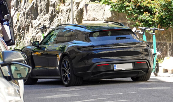 Karita poistui paikalta Porsche Taycan S -ökyautolla