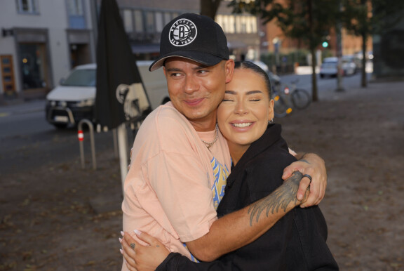 Jenna juonsi aikaisemmin Nikotellen-podcastia ystävänsä Niko Saarisen kanssa. Niko on myös Jennan esikoisen kummisetä.