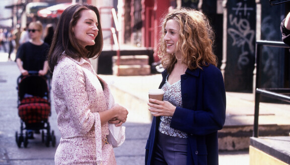 Sinkkuelämää sai myös jatkosarjan And Just Like That, joka on katsottavissa Max-palvelussa. Kuvassa Charlotte York (Kristin Davis) ja Carrie Bradshaw (Sarah Jessica Parker).