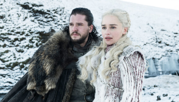 Game of Thrones palkittiin ilmestyessään 59 Emmyllä. Kuvassa Jon Snow (Kit Harington) ja Daenerys Targaryen (Emilia Clarke).