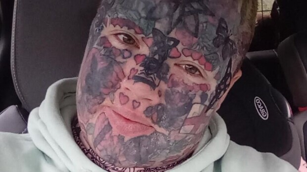 Britannian tatuoiduin äiti on kotinsa vanki: Lapset pelkäävät minua