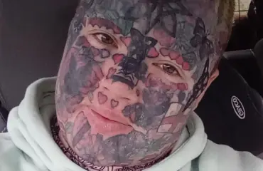 Britannian tatuoiduin äiti on kotinsa vanki: Lapset pelkäävät minua