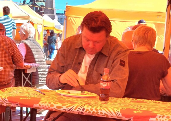 Karri sai keskittyä murkinointiinsa rauhassa.