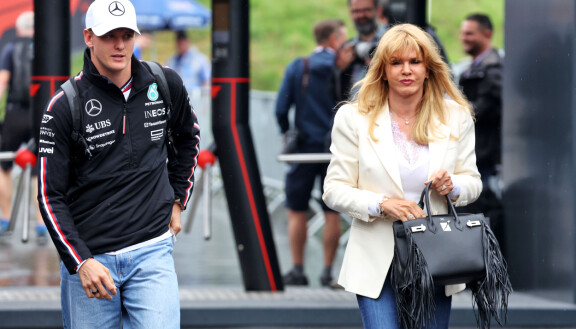 Mick Schumacher (vasemmalla) yhdessä äitinsä Corinnan kanssa Formula 1 -varikolla Itävallassa. Poika on seurannut isänsä jalanjälkiä F1-maailmaan.