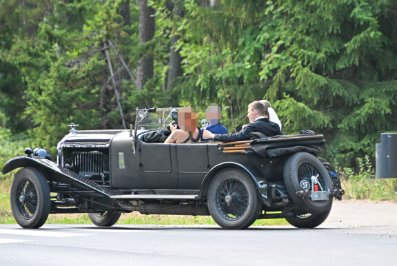 Nelli Matula ja Elias Kaskinen avioituivat perjantaina 28.6.2024. He siirtyvät vihkimistilaisuudesta kohti juhlapaikkaa vuoden 1929 Bentleyn kyydissä.