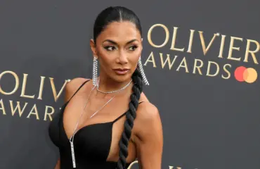 Nicole Scherzinger paljastaa Pussycat Dollsien synkän arjen: “Tauotonta työtä kunnes pyörtyy”