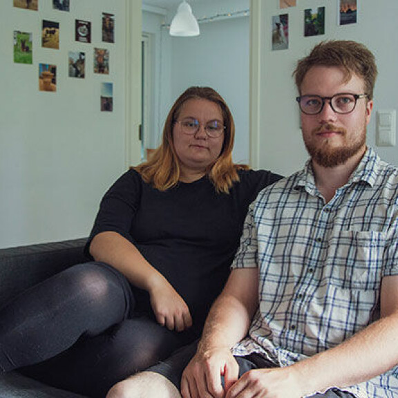 Iina Onnelainen ja Pekka Koponen pääsevät hevonkakan keskeltä lillumaan suola-altaaseen. Iina Onnelainen ja Pekka Koponen.