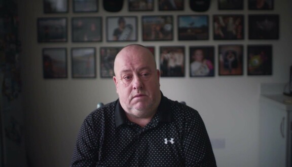Isä Michael Rainsford kertoo kameroille karmivasta illasta, jolloin hänen pojaltaan Mikeyltä riistettiin henki. Taustalla Mikeyn kuvia.