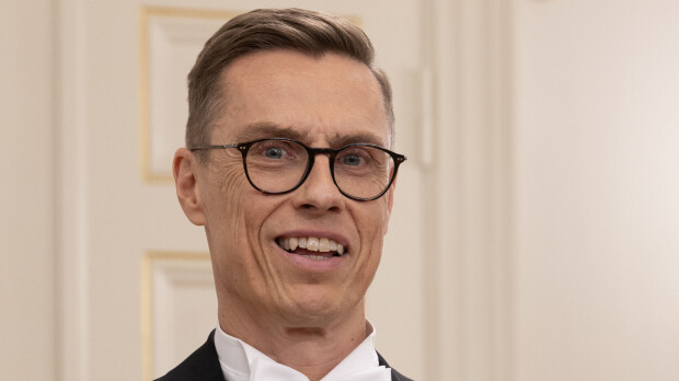 Oho! Jani Sievinen kuvasi presidentin uimahallissa – Sirpa Selänne kapsahti kaulaan