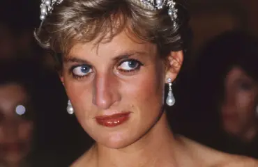 Prinsessa Dianan ikoninen asu jäi historiaan – muistatko tyrmäävän kostomekon?