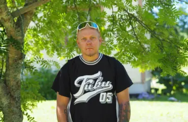 Pottukoira paljastaa jäätävät tienestinsä