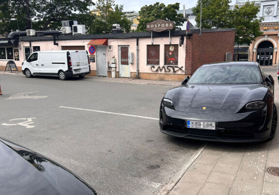 Taycan-malliston hinnat alkavat 108 590 eurosta, mutta tiettävästi silläkään rahalla ei saa 'parkkeeraa mihin vain' -lupaa.