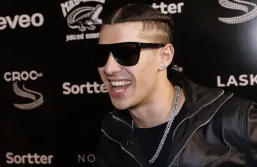 Öky-Porsche poikittain invapaikoilla! Räppäri Cledoksen törkyparkki tallentui kuviin