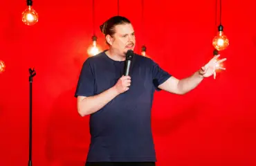 Koomikko Iikka Kivi kertoo rajuja vitsejä lapsista: "Kaunis kesäpäivä muuttui Wille Rydmanin uimakouluksi"