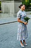 Vaaleansiniseen mekkoonsa prinsessa yhdisti sen sävyyn sointuvat korkokengät.