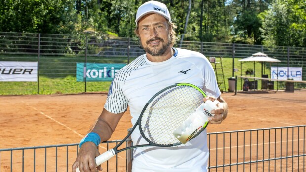 Teemu Selänne kuittailee veljelleen - hauska lapsuuskuva!