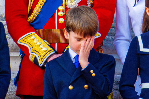 Louis'lla kerrotaan olevan erityinen suhde isosiskonsa kanssa. Charlotte on ahkera neuvomaan pikkuveljeään.