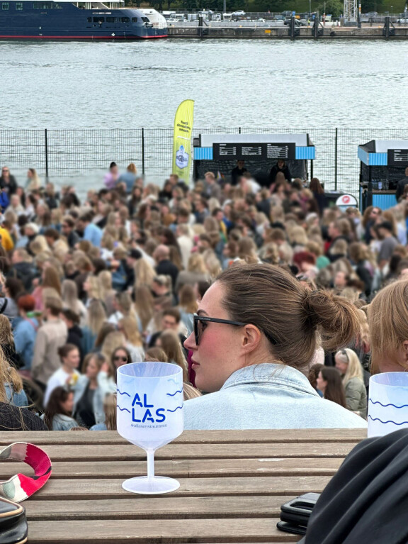 Seiskan lukijan mukaan vaikutti siltä, ettei naispuolinen henkilö, jonka viereen Sanna istui, tunnistanut ex-pääministeriä.