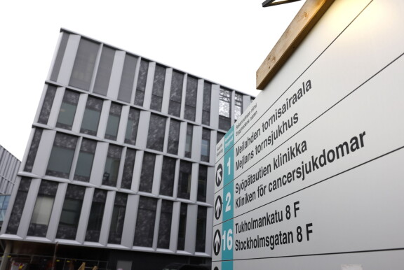 Tico luo uraa parhaillaan sairaanhoitajana Meilahdessa. Töissä hänen romanitaustansa ei ole aiheuttanut ikäviä tilanteita.