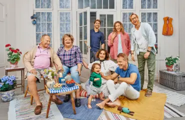 Tällaisia ovat Tervetuloa Sjölyckaniin -tähdet - yksi näyttelijöistä menehtyi