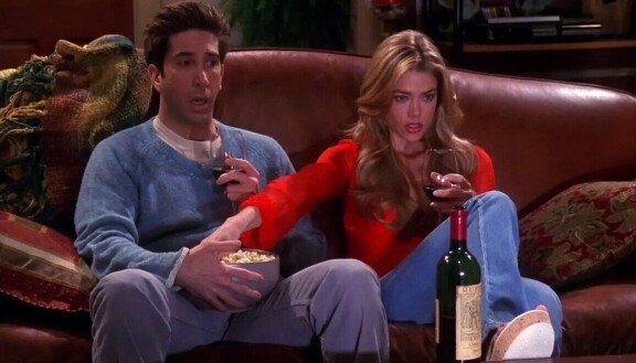 Ross (David Schwimmer) perusteli serkkunsa (Denise Richards) pussausyritystä sillä, ettei hän ollut saanut seksiä pitkään aikaan.