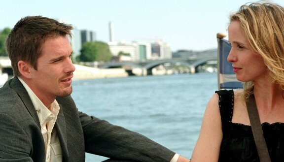 Ensimmäisessä elokuvassaan Jesse (Ethan Hawke) ja Celine (Julie Delpy) kohtasivat Itävallassa, toisessa Pariisissa. Kolmas elokuva, Rakkautta ennen keskiöytä (2013) on katsottavissa myös Viaplay-palvelussa.