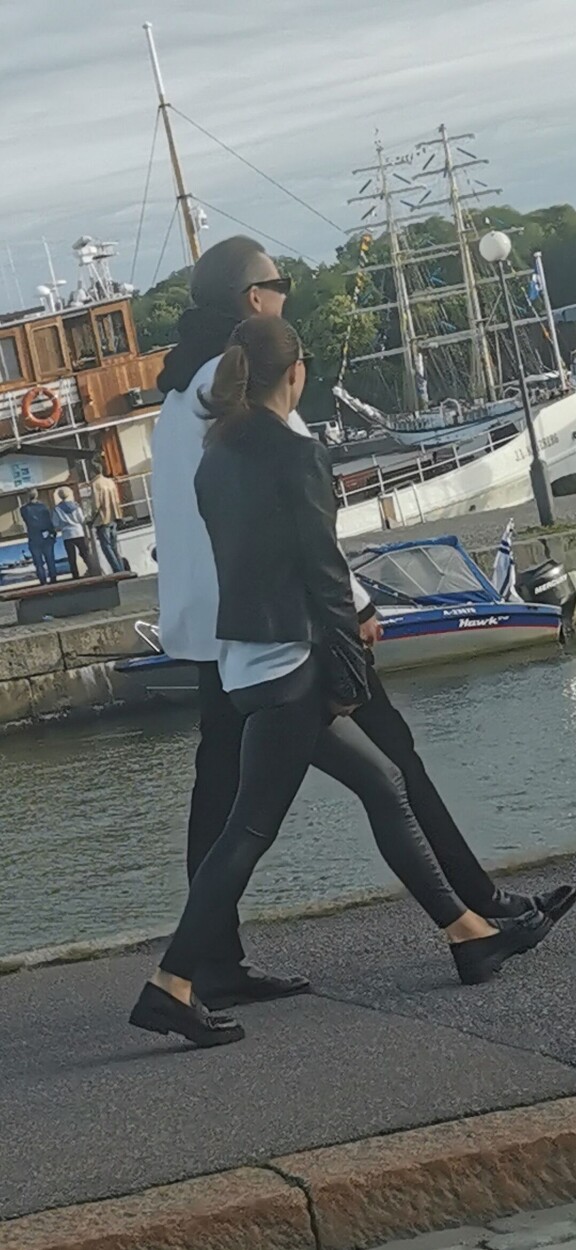 Sanna oli pukeutunut ominaiseen tyyliinsä tiukkoihin housuihin ja nahkatakkiin.