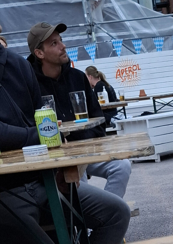 Louis'lle maistui terassin hanaolut ja tupakka, kun hän katseli jalkapalloa tavan kansalaisten seassa.