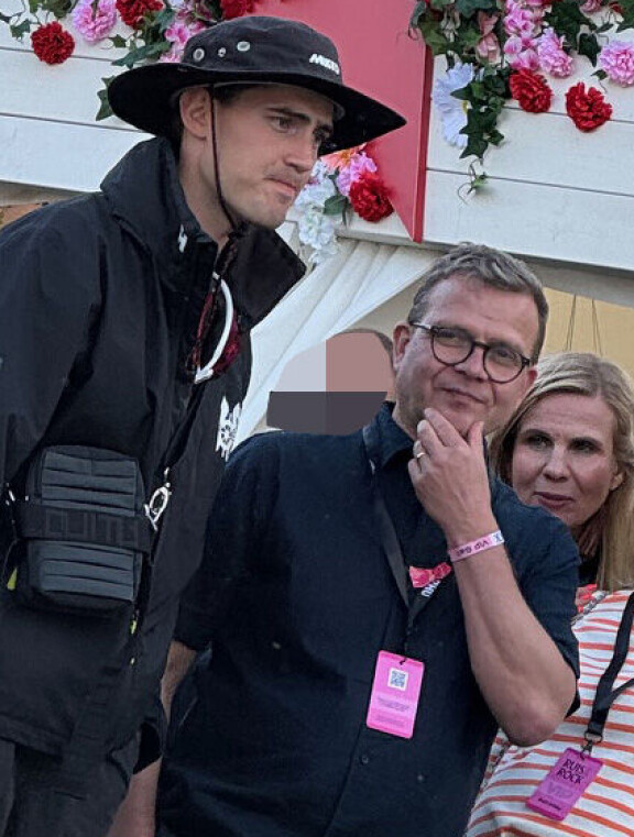 Petterillä oli mukanaan kaksi henkivartijaa ja vaimo Niina.
