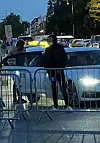 Stefu pyrki illan hämärässä taksiin ilman paitaa.
