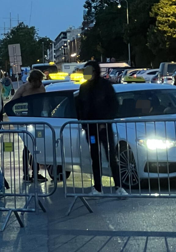 Stefu pyrki illan hämärässä taksiin ilman paitaa.