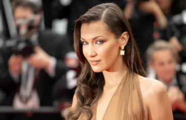 Oho! Supermalli Bella Hadid kisaa rodeossa - vauhdikas ratsastusvideo
