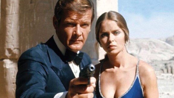 007 rakastettuni -elokuvassa Bond-tyttöä esittää näyttelijä-malli Barbara Bach. Hän on ollut vuodesta 1981 lähtien naimisissa The Beatles -bändin Ringo Starrin kanssa.