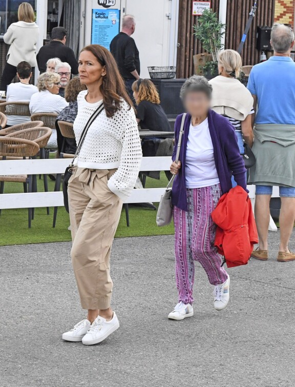 Aina tyylikkään Suzannen perässä käveli oma äiti eli presidentin anoppi.