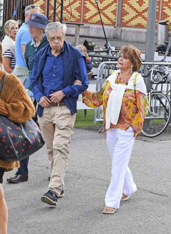 Göran Stubb ja Pirkko Mannola kävelivät somasti käsinkynkkää Kauppatorilla.