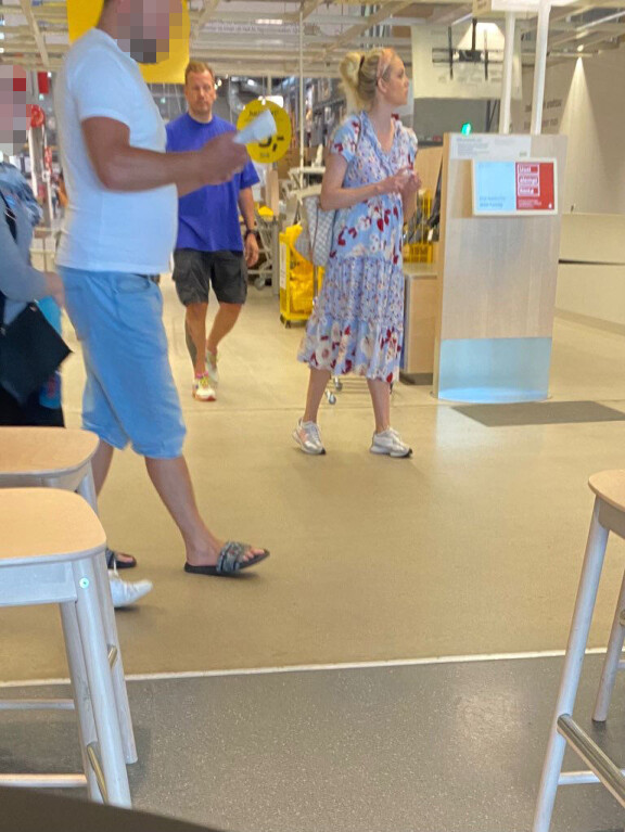 Yhteinen ostosreissu päättyi eri teille.