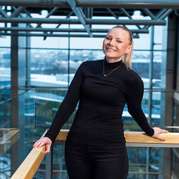 Laura ärsyyntyi talossa muun muassa roomalaisten käytökseen. Laura ärsyyntyi talossa muun muassa roomalaisten käytökseen.