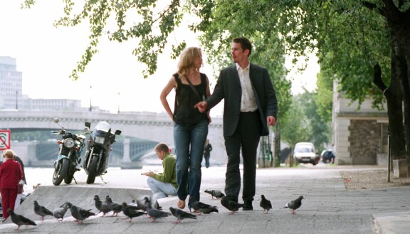 Jesse (Ethan Hawke) ja Celine (Julie Delpy) tapaavat toisensa jälleen, tällä kertaa Pariisissa.