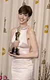 Anne Hathaway sai Fantinen roolistaan parhaan naissivuosan Oscarin.