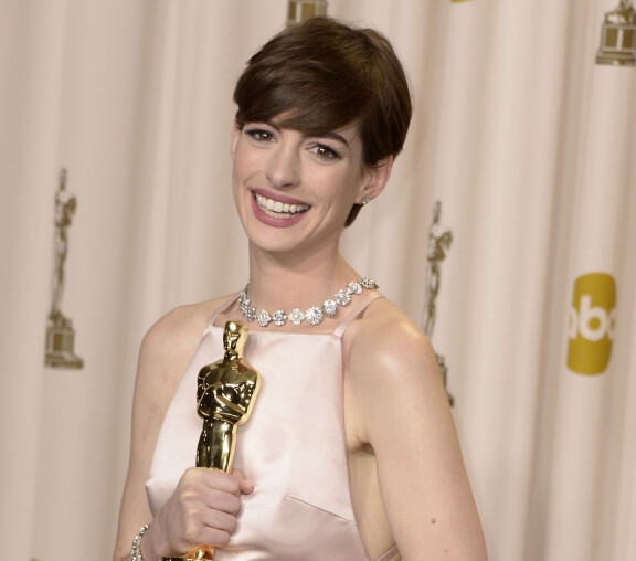 Anne Hathaway sai Fantinen roolistaan parhaan naissivuosan Oscarin.