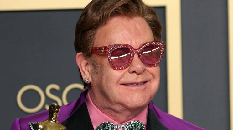 Hyhhyh! Epätoivo ajoi Elton Johnin ällöttävään ratkaisuun