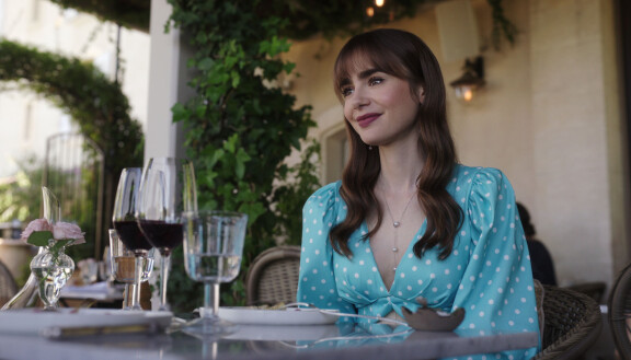 Lily Collins on myös yksi Emily in Paris -sarjan tuottajista. Sarjan uusin kausi alkaa 15. elokuuta.