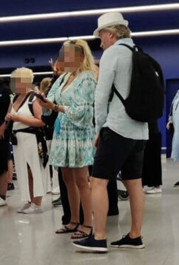 Kapen näyttävä naisystävä oli sonnustautunut upeaan kesämekkoon.
