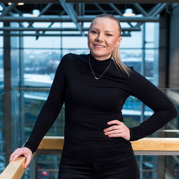 Laura huvittui kuullessaan siskonsa somekampanjoinnista. Laura huvittui kuullessaan siskonsa somekampanjoinnista.