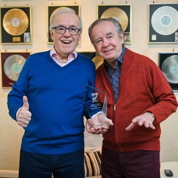 Ou jee! Matti, Teppo ja Seiskan lukijoiden äänestämä Viihteen elämäntyöpalkinto. Ou jee! Matti, Teppo ja Seiskan Viihteen elämäntyöpalkinto.