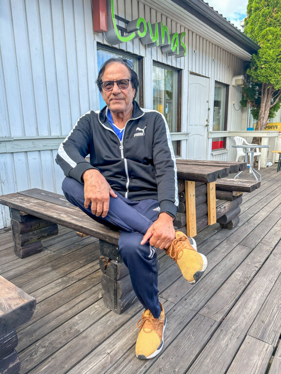 Altaf Raja Mohammed pyörittää Cafe 51 -nimistä ravintolaa Inkoossa.