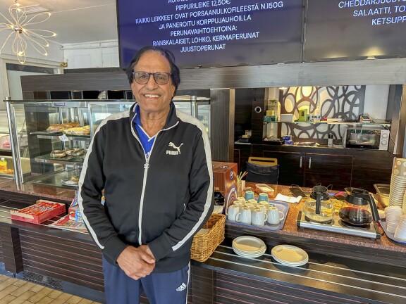 Altaf Raja Mohammad pyörittää Inkoossa Cafe 51 -kahvilaa.