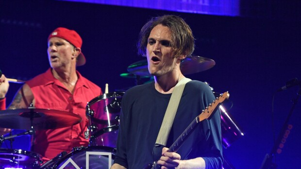 Ex-Red Hot Chili Peppers -kitaristi oikeuteen: Ajoi jalankulkijan yli –törmäys johti kuolemaan