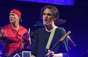 Ex-Red Hot Chili Peppers -kitaristi oikeuteen: Ajoi jalankulkijan yli –törmäys johti kuolemaan